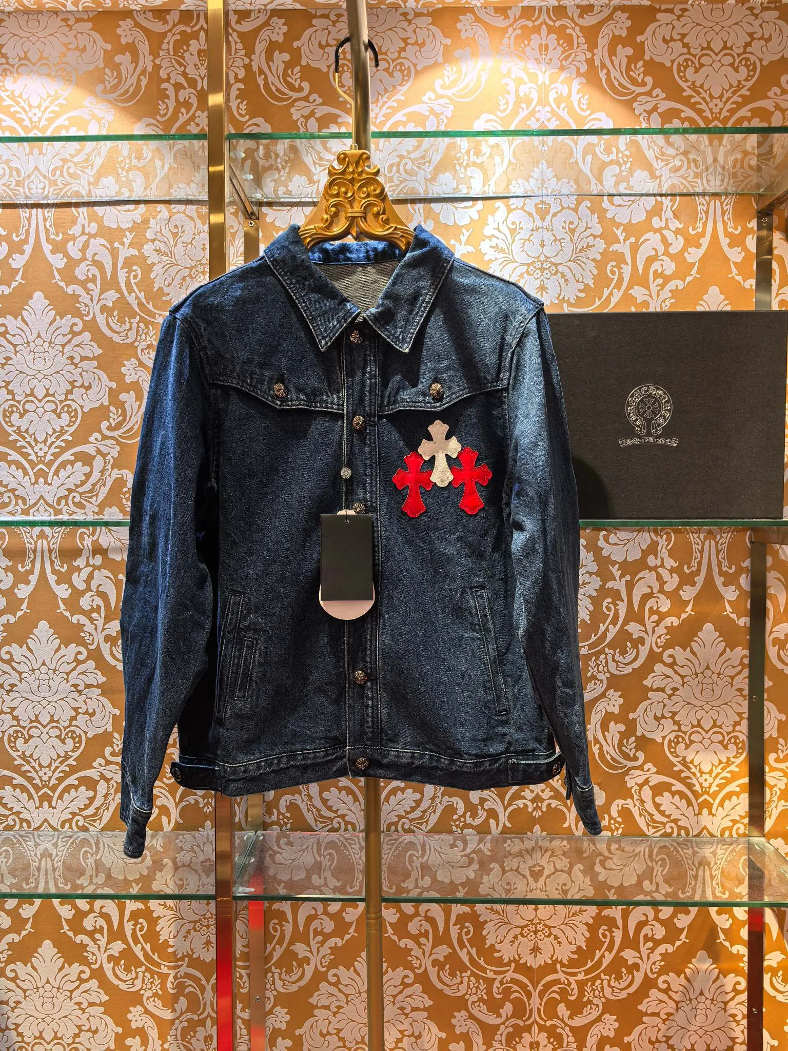 P480 Chrome Hearts advanced custom model, Chrome Hearts patchwork leather denim jacket, twill denim custom fabric, cross patchwork leather is all imitation lambskin, all dyed to completely restore no color difference, the inner leather label is first-layer calfskin, all hardware is 925 silver plated, it is the highest version, you get what you pay for, the same size for men and women, size S M L XL.